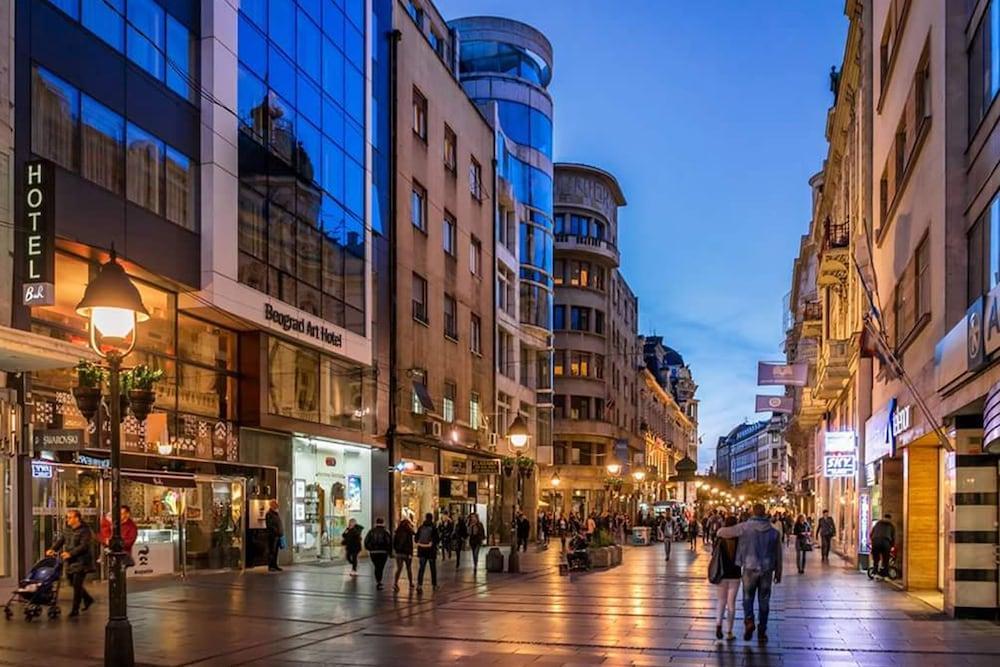 Сколько в белграде. Сербия Белград. Отель Belgrade Art Hotel. Белград центр. Сербия центр города.